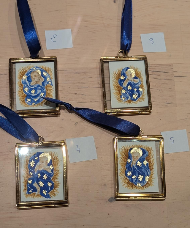 Petits Jésus dans le manteau de Marie 