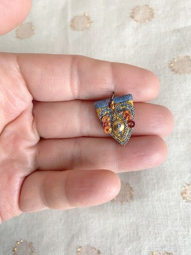 Mini pendentif flèche bleue