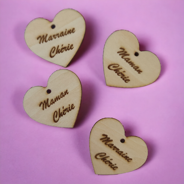 Cœurs en bois de 4 cm gravés (lot de 39).