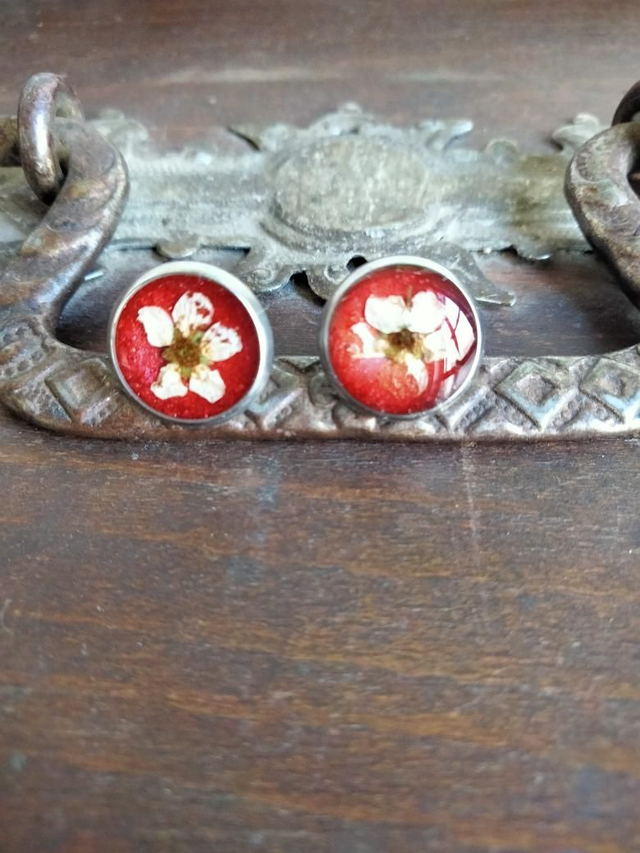 Boucles d'oreilles puces en acier inoxydable avec insertion d'une fleur séchée 