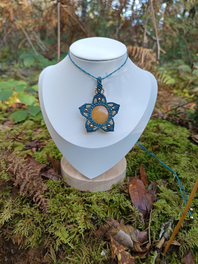 Collier en Pendentif mandala avec cabochon en aventurine jaune et perle doré 