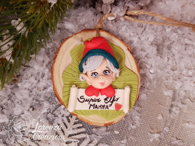 Elfo personalizzato su fetta di legno. Personalizzato, modellato e dipinto a mano in argilla polimerica, fimo.
