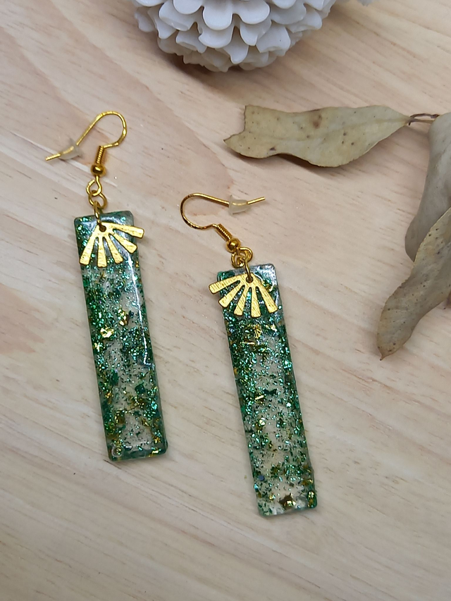 Boucles d&#039;oreilles Résine - grand rectangle résine avec paillettes vertes et breloque dorée