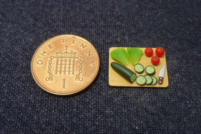 Salad Vegetables on Chopping Board (1/24th scale)