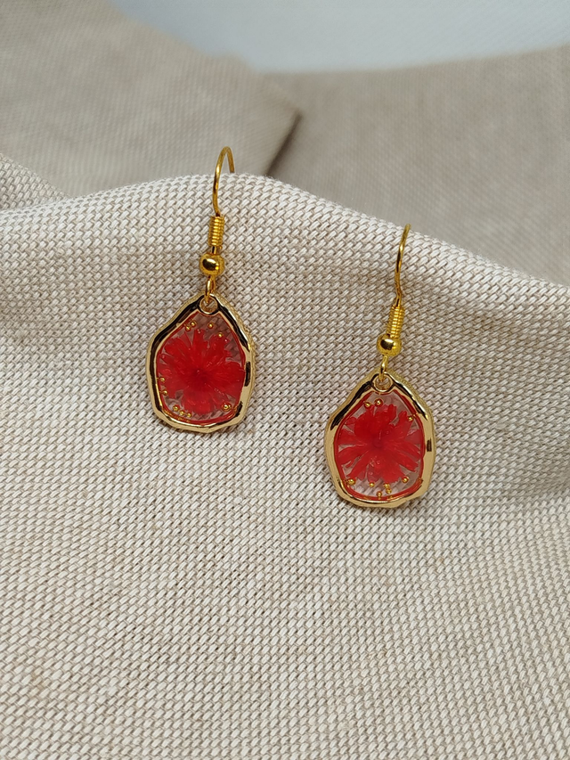 Boucles d'oreilles Alice en fleurs résinées coloris rouge