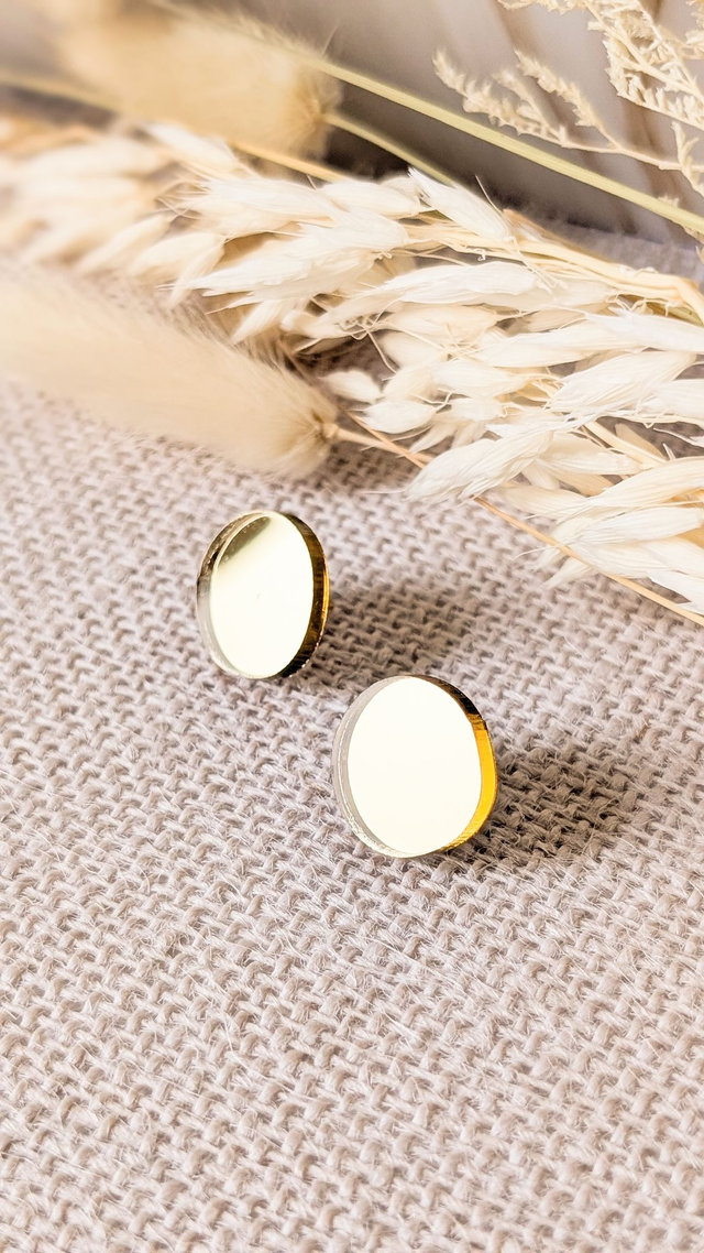 Petites boucles rondes asymétriques dorées effet miroir
