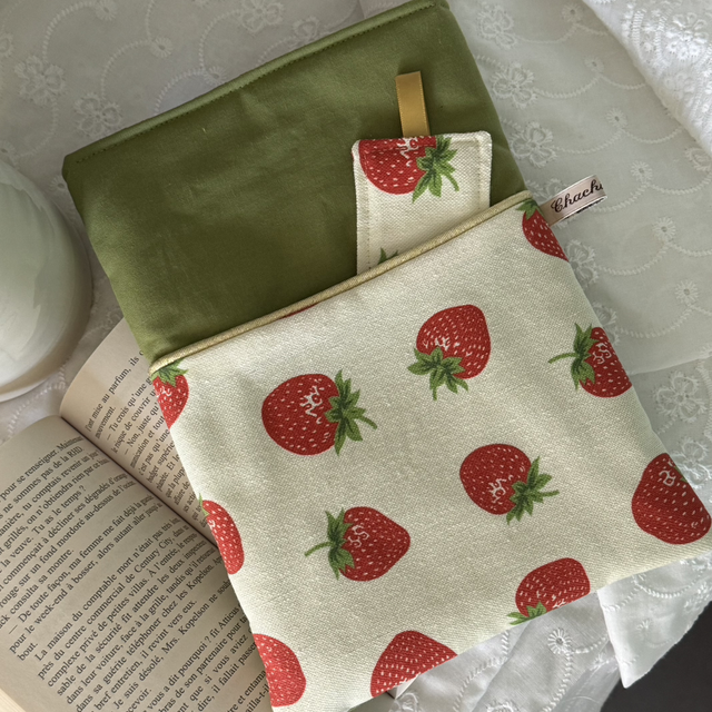 Pochette à livre et son signet Berry Patch