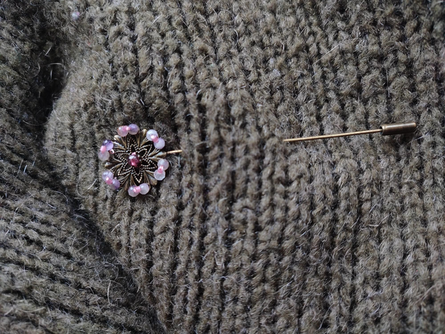 Fibule améthyste et grenat, fleur en laiton bronze, tissage main, pièce unique 