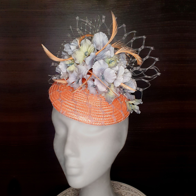 Tocado “Abril” · Fascinator de buntal con flores y plumas en tonos salmón y malva