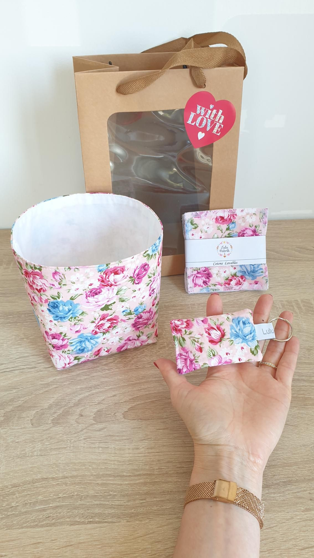 Coffret panier + 4 cotons démaquillants + porte clés rose bleu