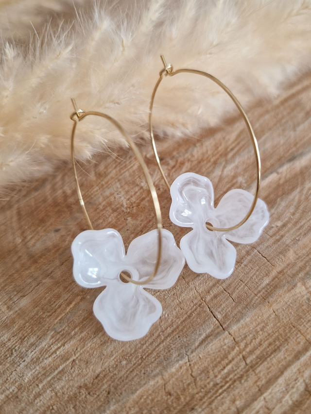 Boucles d'oreilles créoles fleurs "Marie" - Doré et blanc