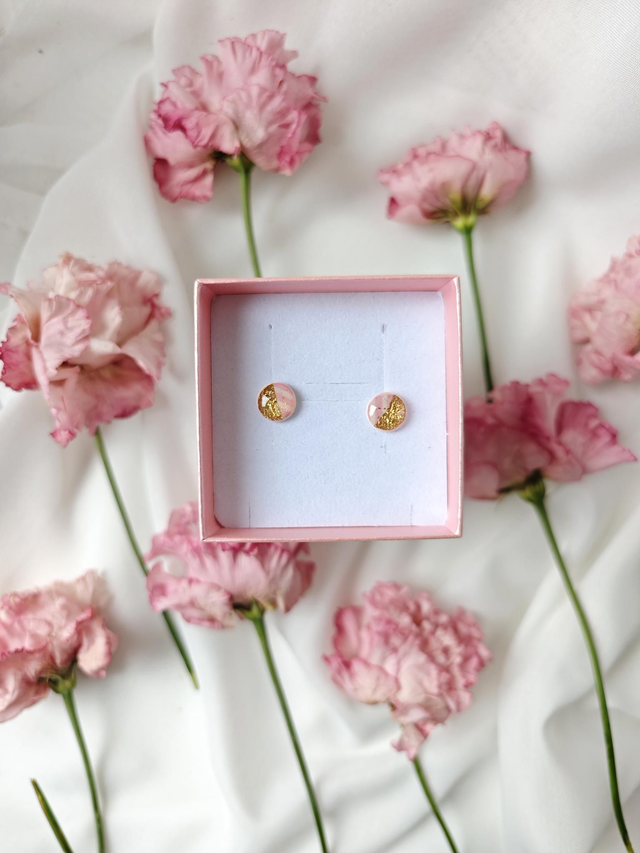 Valentinova kolekcija Roza pentlja - mali črtasti uhani s zlatim lističem