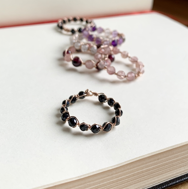 Bague en or rose laminé (Goldfilled) habillée de Spinelles noirs naturelles