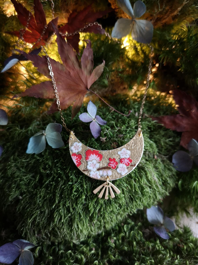 Collier - réglable - demi lune - feuille de dorure - papier washi - fleurs de prunier - rose - éventail - La&amp;Titia 