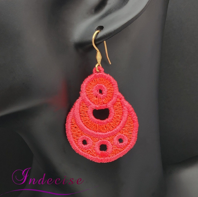 Boucles d'oreilles corail et orange, broderie en machine - Créations issues de l'artisanat français par Indecise