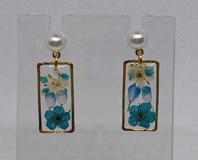 Gold flower earrings 