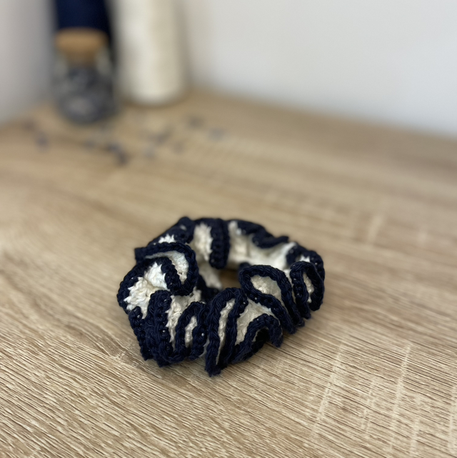 Chouchou au Crochet écru &amp; bleu