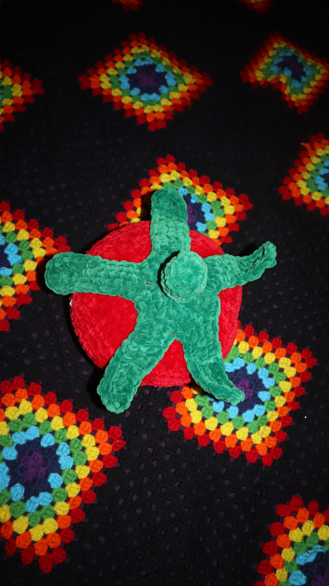 Coussin Fraise géant en laine chenille