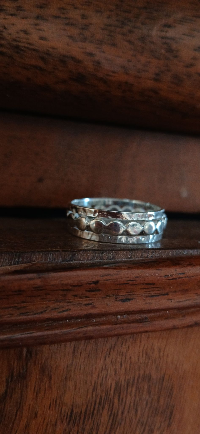 Bague martelée et perlé.