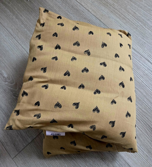 Wohlfühlkissen "mittel" 30x50cm "gelb mit schwarzen Herzen "