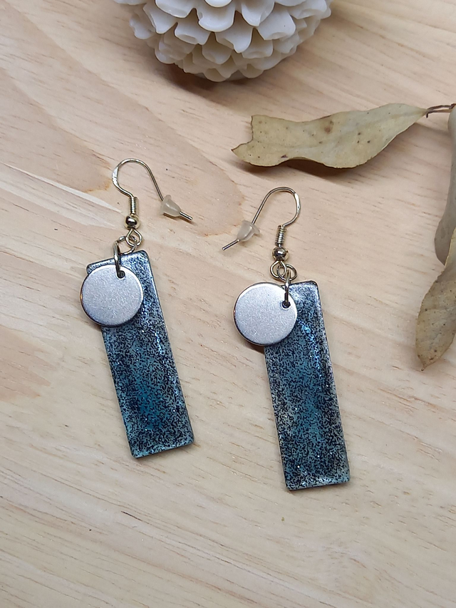 Boucles d&#039;oreilles Résine - rectangle résine bleue paillettes noires - rond métal