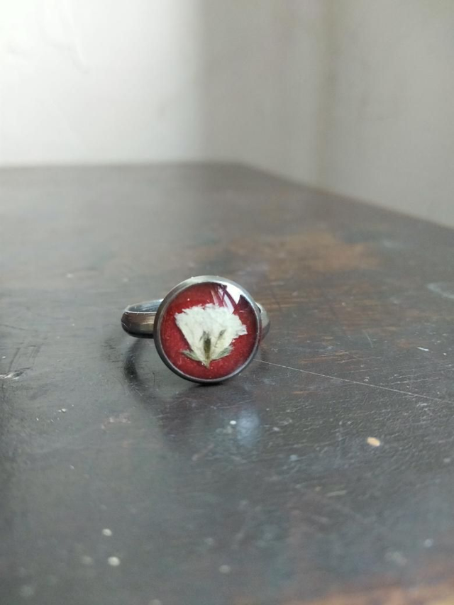 Bague réglable en acier inoxydable avec insertion d'une fleur séchée