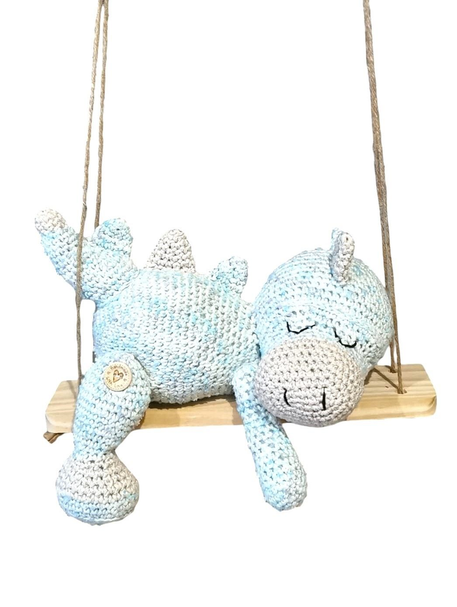 Mobile dino endormi sur planche