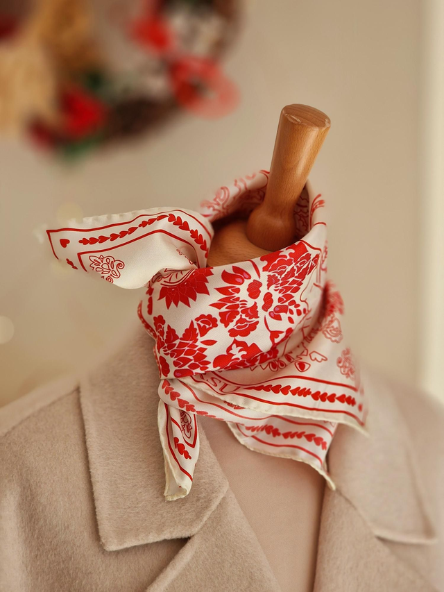 CARRÉ MADONE DE BRANDO ROUGE 44 