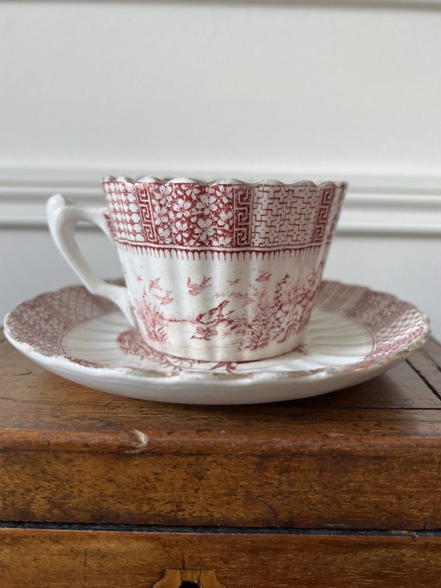 DENTELLE - Grande Tasse à café framboise & sa sous-tasse de la manufacture Royale de Lunéville - Terre de Fer