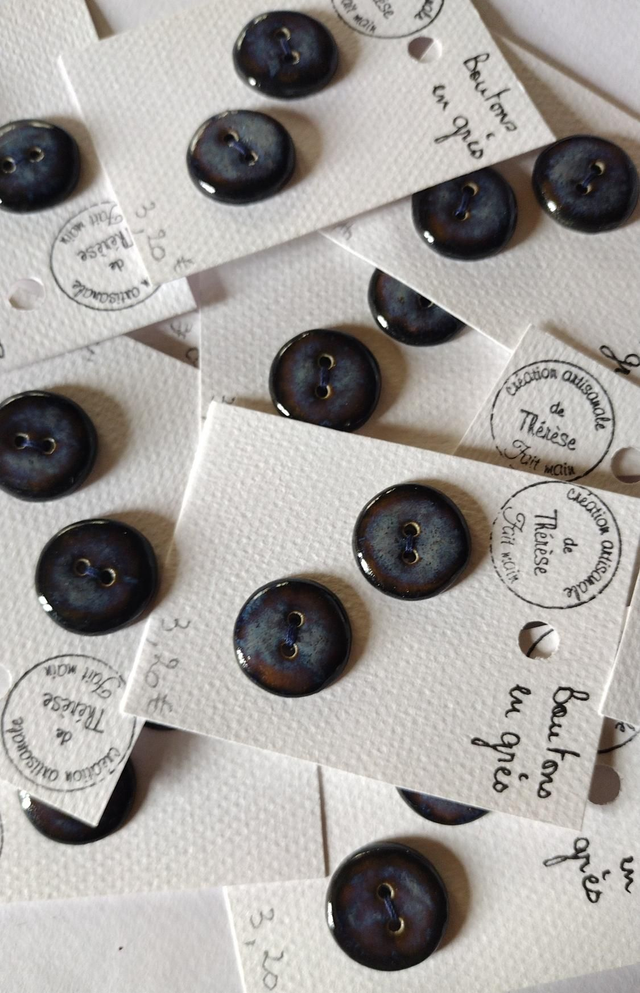 Petits boutons noir bleuté 