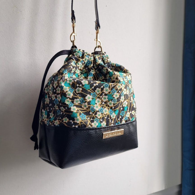 Baluchon "Haru" vert & simili cuir noir