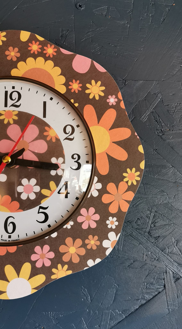 Horloge vintage pendule murale silencieuse fleur "Seventies"