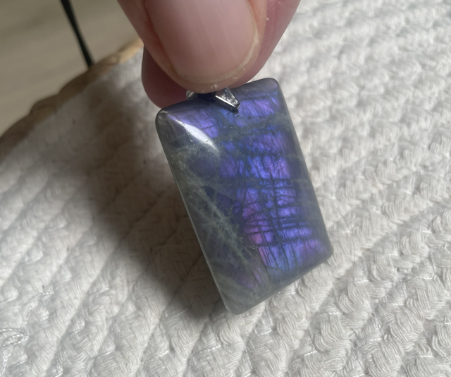 Pendentif original en Labradorite violette de Qualité AA+