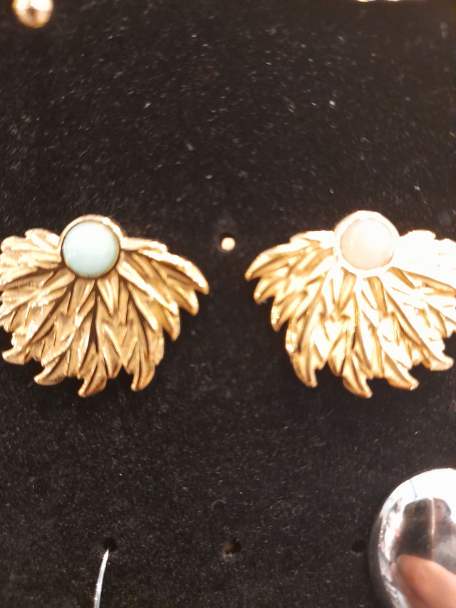 Pendientes de acero dorados pegado con piedra turquesa.