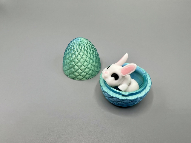 Œuf magique avec sa créature