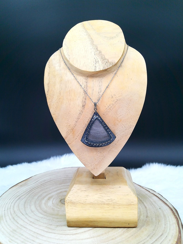 Nemesis, pendentif en obsidienne argentée et cuir