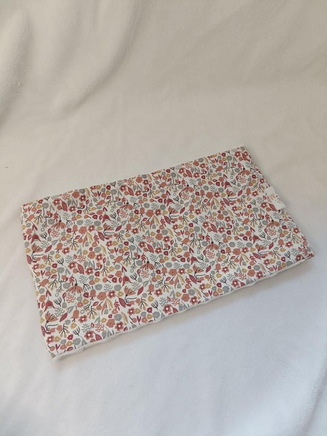 Tour de cou fleuri rose