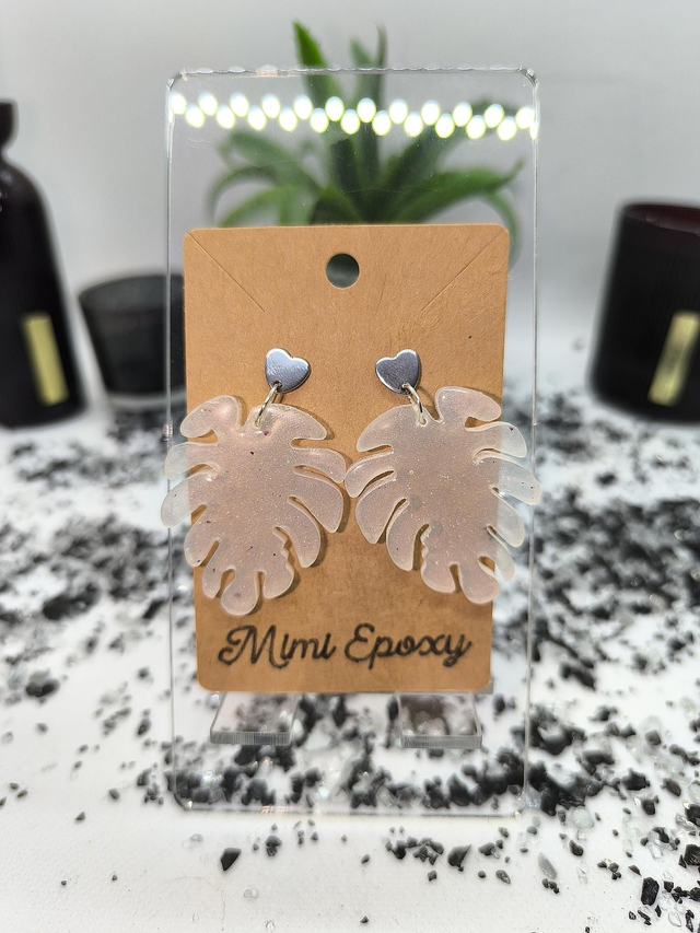 Boucles d'oreilles feuille blanc nacré et pétales de rose 