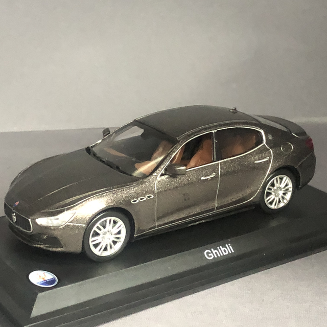 Maserati Ghibli Met. Grau White Box 1:43