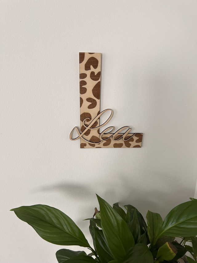 ✨ Pancarte prénom en bois – Initiale & prénom motif léopard