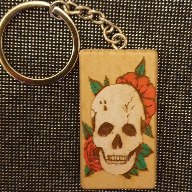 Porte-clef tête de mort, Roses rouges 