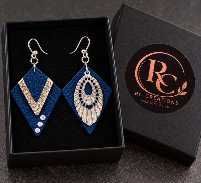 Éclat Royal – Petites boucles d’oreilles asymétriques en cuir bleu et estampes argentées