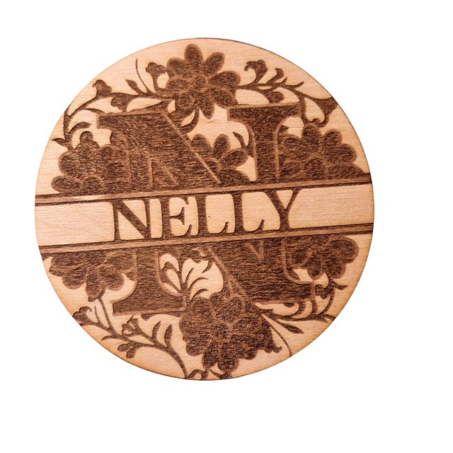 Sous-verre prénom “Nelly” en bois – Gravure florale personnalisée (Déstockage)