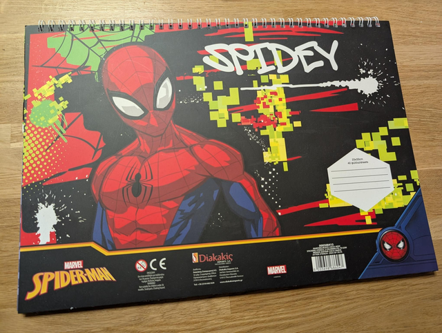 Cahier de coloriage Spiderman noir 