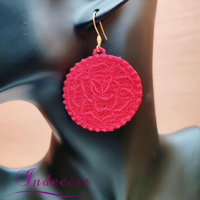 Boucles d'oreilles rouge, broderie en machine forme de rose - Création Indecise