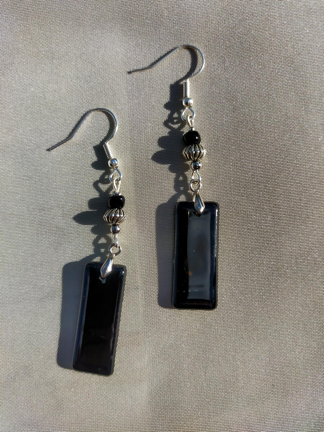 Boucles d&#039;oreilles en verre noir.