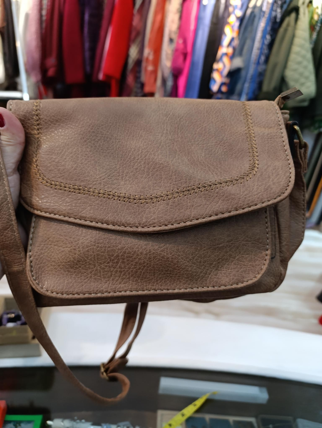 Bolso bandolera taupé con solapa