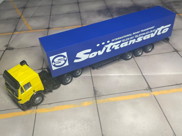 Mercedes Benz Actros Sovtransavto (gelb/blau) 1/87