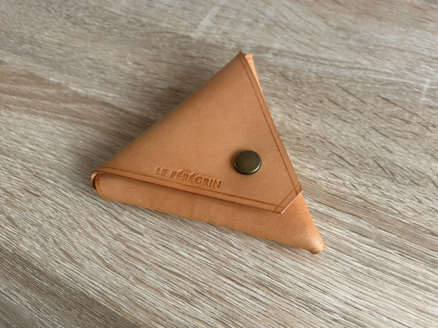 Porte monnaie triangulaire en cuir de bœuf/taureau - Le Sambosak (coloris “Au naturel”)