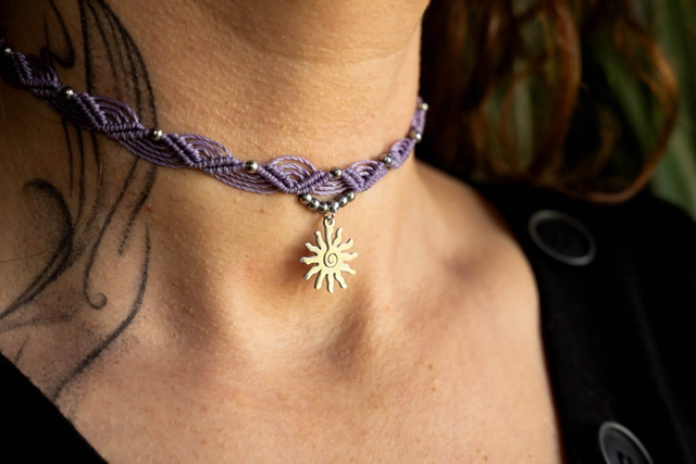 Ras de cou en micro-macramé mauve et pendentif soleil argenté 